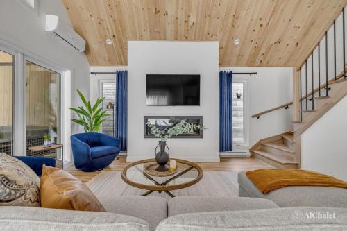 ein Wohnzimmer mit Sofa und Tisch in der Unterkunft Le Milos - Escapade paisible - Animaux bienvenus in Sainte-Catherine