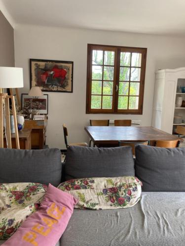 un salon avec un canapé et une table dans l'établissement Le refuge, à La Verdière