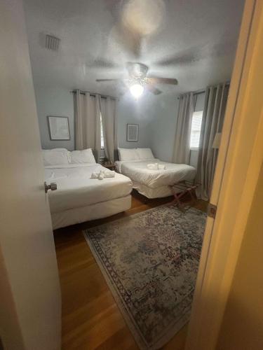 Un ou plusieurs lits dans un hébergement de l'établissement Private Pool & Yard Mins to Dining & University