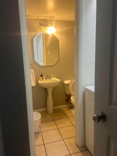 Salle de bains dans l'établissement Private Pool & Yard Mins to Dining & University