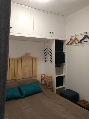 - une chambre avec un lit et quelques placards blancs dans l'établissement Agréable studio 50m de la plage, à Canet