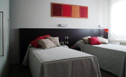 レッジョ・エミリアにあるRelais Delle Veleのベッド2台が備わる部屋