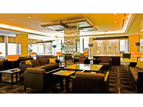 Un vestíbulo con sofás y mesas en un hotel. en TSUYAMA KAKUZAN HOTEL - Vacation STAY 75704v, en Tuyama