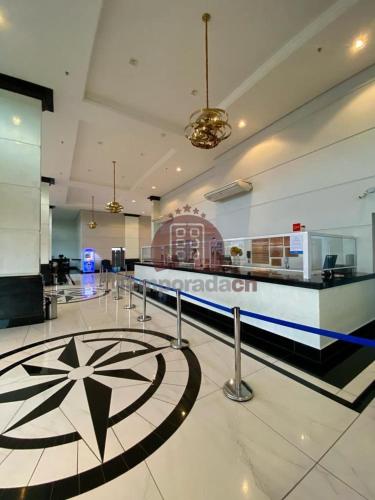 a lobby with a large clock on the floor at Piazza com acesso ao Acqua Park - Temporada CN Adriele in Caldas Novas