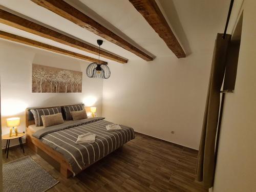 Ένα ή περισσότερα κρεβάτια σε δωμάτιο στο Apartman Denis