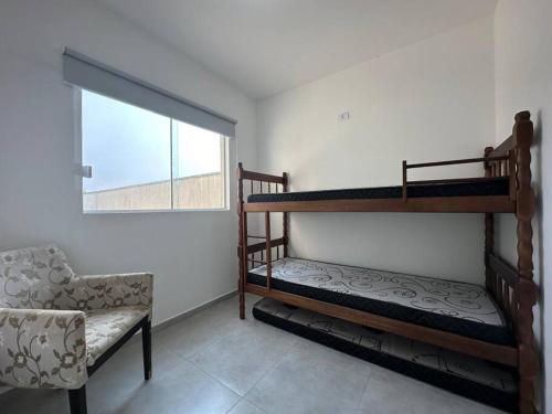 Ένα ή περισσότερα κρεβάτια σε δωμάτιο στο Sobrado em Itapoá, 150m da praia
