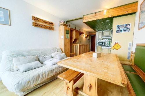 un salon avec un canapé et une table en bois dans l'établissement #L'ivresse des sommets, à Huez