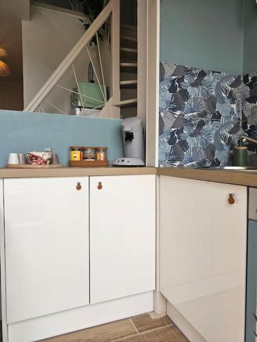 Dapur atau dapur kecil di Charmant Duplex, Ambiance Nature avec vue sur les bateaux