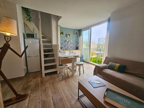 Ruang duduk di Charmant Duplex, Ambiance Nature avec vue sur les bateaux