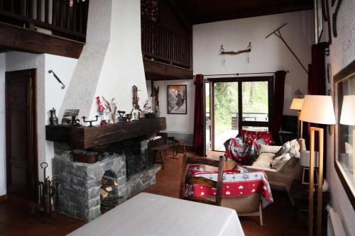a living room with a fireplace and a couch at Résidence Chal. Les Chandelles - CHALET Les Chandelles 11 Pers. PIED PISTES MAE-6521 in Les Orres