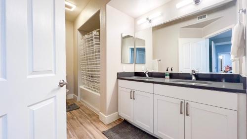 Ванная комната в Modern Apartment in Trendy Area