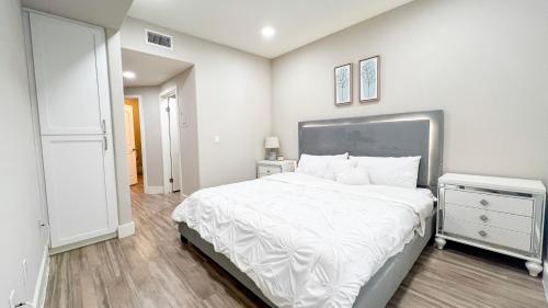 Кровать или кровати в номере Modern Apartment in Trendy Area