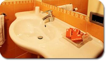 カンピテッロ・ディ・ファッサにあるHotel Primulaの白いバスルームの洗面台(玩具置き場付)