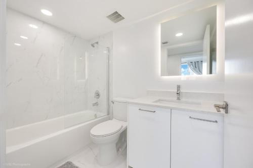 Ένα μπάνιο στο Lux 3BR City-View Retreat in Hollywood, 3rd Floor