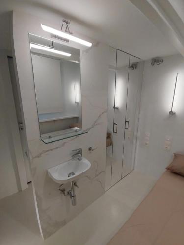 AMG Stylish Small Apartment in Pagkrati Close to Metro