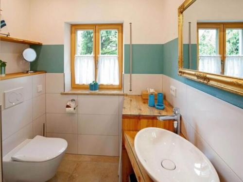 Bilik mandi di Holiday apartment in Gärtnergassl