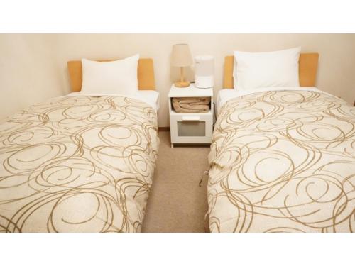 two beds sitting next to each other in a room at THE RETREATMENT YUGAWARA - Vacation STAY 86820v in Yoshihama