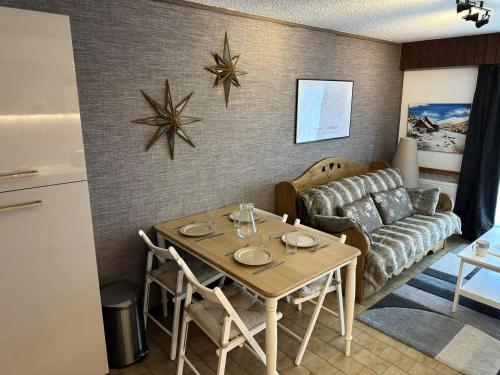 un salon avec une table et un canapé dans l'établissement Résidence Ecrin Des Glacier Ecureuil - ECRIN DES GLACIERS ECUREUIL 4 MAE-4011, à Combloux