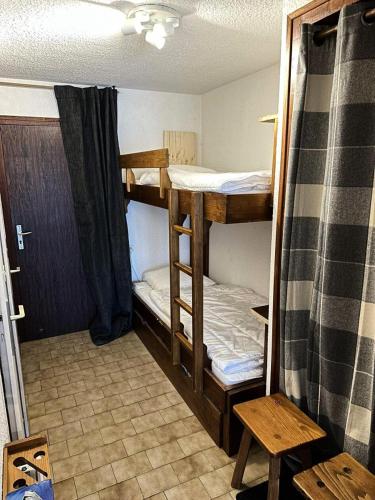 Cette chambre comprend 2 lits superposés et une porte. dans l'établissement Résidence Ecrin Des Glacier Ecureuil - ECRIN DES GLACIERS ECUREUIL 4 MAE-4011, à Combloux