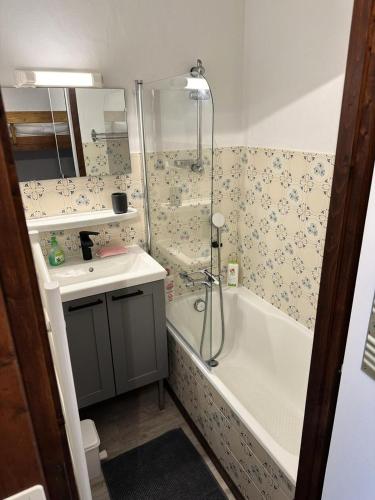 une salle de bain avec une douche, une baignoire et un lavabo dans l'établissement Résidence Ecrin Des Glacier Ecureuil - ECRIN DES GLACIERS ECUREUIL 4 MAE-4011, à Combloux