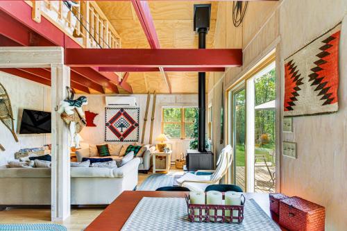 Ruang duduk di Riverside Retreat in Crosby Pet Friendly!