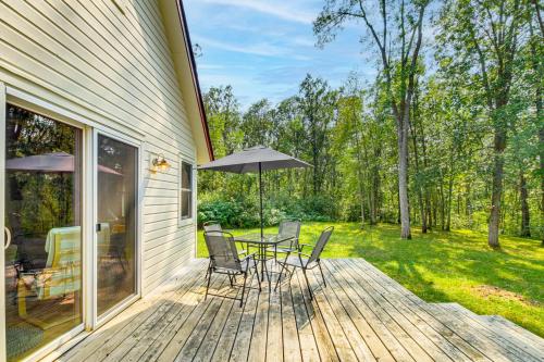 Taman di luar Riverside Retreat in Crosby Pet Friendly!