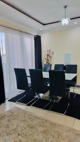 Ruang duduk di CJ Suites - Executive 3Br and Dsq in Eldoret
