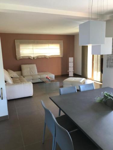 un salon avec une table, des chaises et un canapé dans l'établissement Chalet Sapinou, à Les Deux Alpes