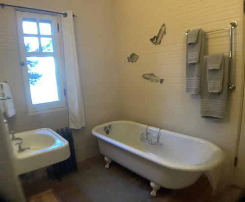 Bilik mandi di Point Comfort Lodge and Cabins