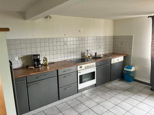 Appartment in Dähreにあるキッチンまたは簡易キッチン