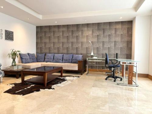 Ruang duduk di Medellin Mansion 680 m2 with pool and steam room