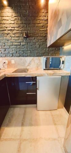 une cuisine avec un évier et un plan de travail dans l'établissement Village naturiste Cap d'Agde le Too Hot Coursives, au Cap d'Agde