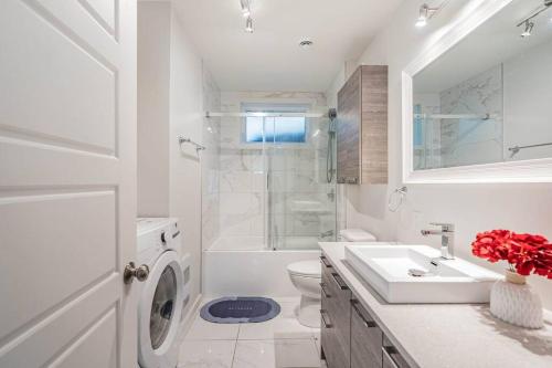 Ένα μπάνιο στο Modern Apt, Free Parking and Best Family Travel