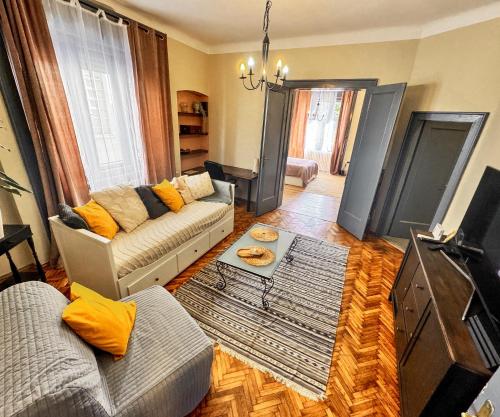 salon z kanapą i stołem w obiekcie TheCozyHouse Novi Sad w Nowym Sadzie