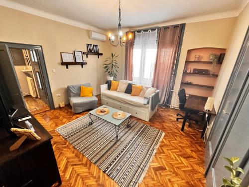 salon z kanapą i stołem w obiekcie TheCozyHouse Novi Sad w Nowym Sadzie