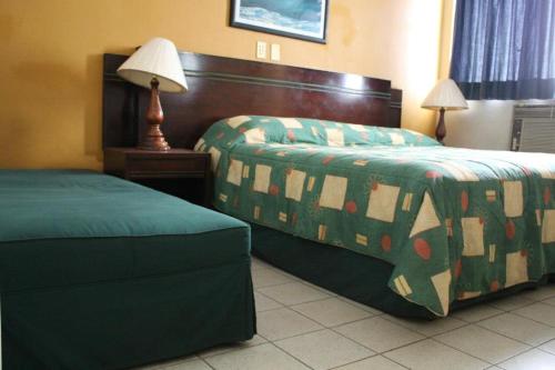 เตียงในห้องที่ Hotel Dinastía Colima