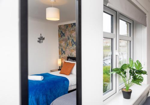Giường trong phòng chung tại Mossneuk House by Klass Living Coatbridge