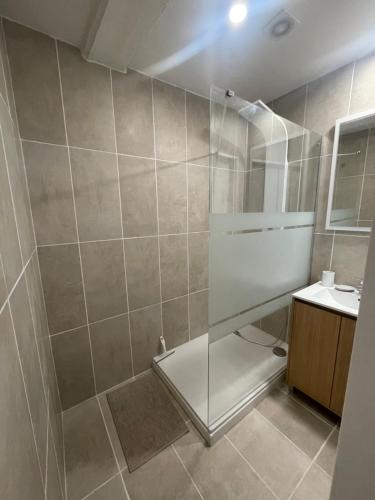 une salle de bain avec une douche, des toilettes et un lavabo dans l'établissement Au coeur de la baie, à Saint-Valery-sur-Somme