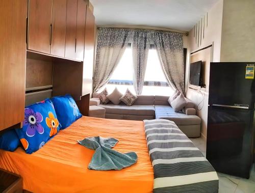 a bedroom with a large bed and a couch at بورتو سعيد in `Ezbet Shalabi el-Rûdi