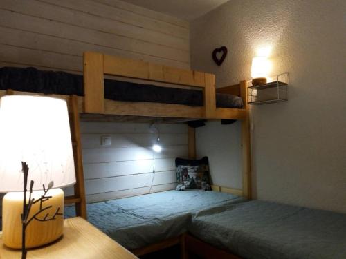 une chambre avec deux lits superposés et un bureau dans l'établissement Résidence Creux De L Ours D - CREUX DE L OURS D67 MAE-4121, à Les Allues