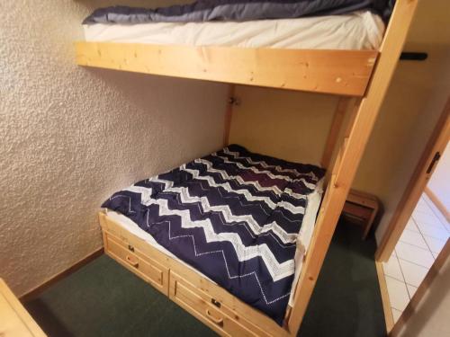 Cette chambre offre une vue sur le dessus d'un lit superposé. dans l'établissement Résidence Proveres - PROVERES 15 MAE-4131, à Les Allues