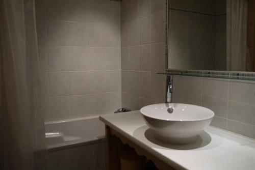 une salle de bain avec un lavabo et une baignoire dans l'établissement Résidence Proveres - PROVERES 15 MAE-4131, à Les Allues