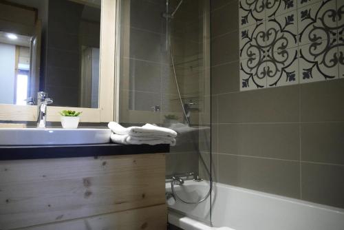 une salle de bain avec une baignoire, un lavabo et une douche dans l'établissement Résidence Arpasson - ARPASSON 80 MAE-4161, à Les Allues