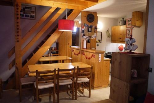 une cuisine avec une table en bois et une salle à manger dans l'établissement Résidence Arc En Ciel - ARC EN CIEL G12<br /> MAE-4181, à Les Allues