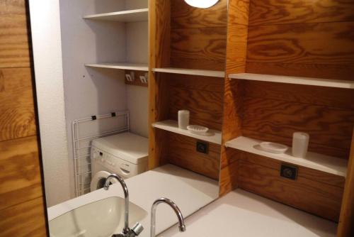 une salle de bain avec un lavabo et une machine à laver dans l'établissement Résidence Arc En Ciel - ARC EN CIEL G12<br /> MAE-4181, à Les Allues