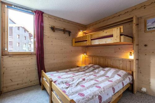 une chambre avec un lit dans une pièce en bois dans l'établissement Résidence Verdons - VERDONS 7 MAE-4201, à Les Allues