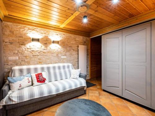 - un salon avec un canapé et une porte de garage dans l'établissement Résidence Pralin - PRALIN 108 MAE-4241, à Les Allues