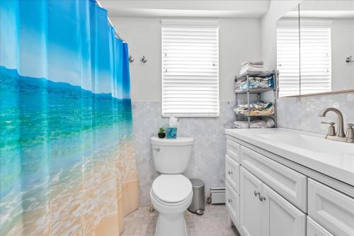 Ένα μπάνιο στο Modern 3BR Beach House - sleeps 10