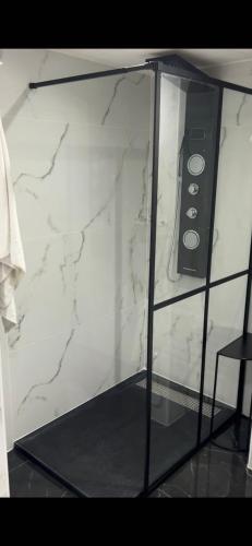 une armoire en verre munie d'une télécommande dans l'établissement La suite mercure jacuzzi, à Pont-Saint-Esprit