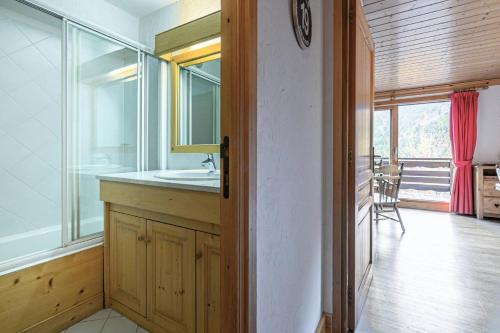 une salle de bain avec un lavabo et un miroir dans l'établissement Résidence Moraine - MORAINE 02 MAE-4321, à Les Allues